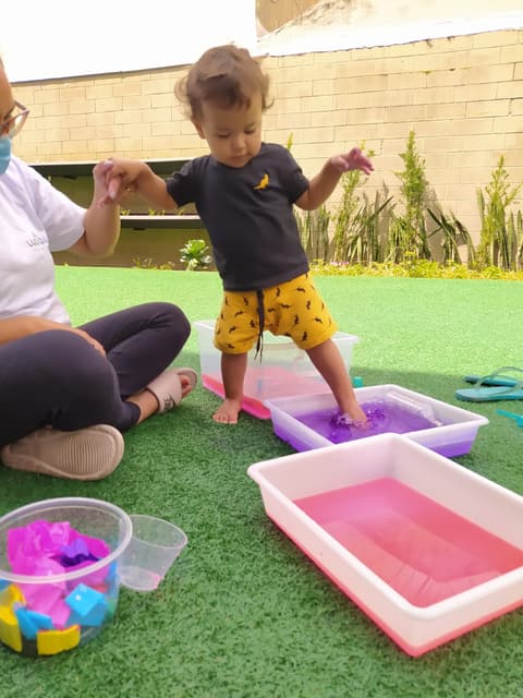 Criança em tanques sensoriais