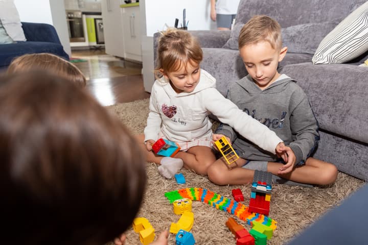 Duas crianças brincando com blocos