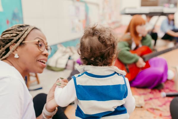 Educadora acompanhando um bebê com atenção