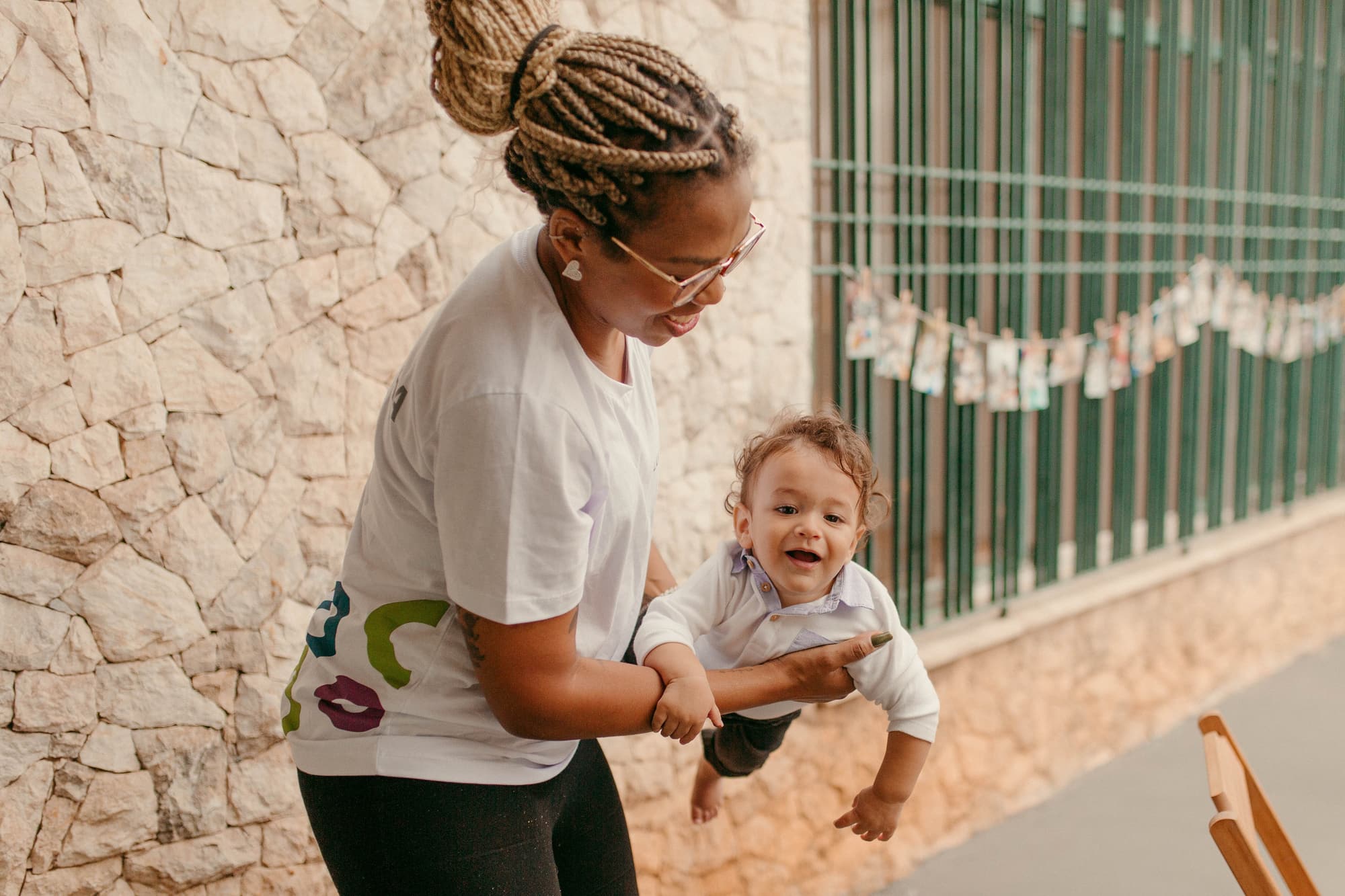 Educadora da Ludique brincando com uma criança ao ar livre