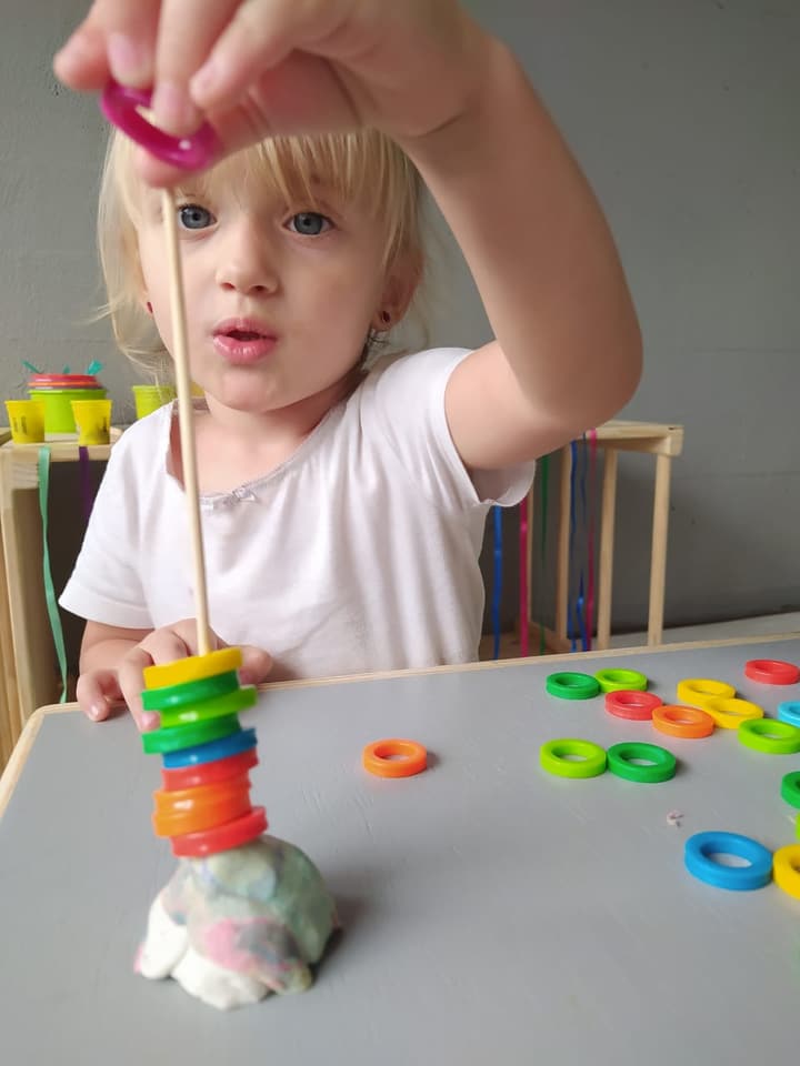 Materiais de brincar: argolas e massinha