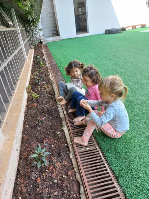 Crianças brincando no jardim