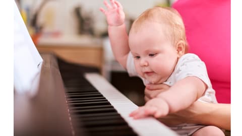 Criança ao piano