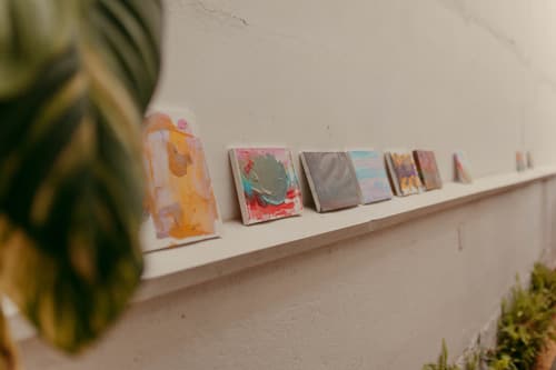 Quadros pequenos em prateleira
