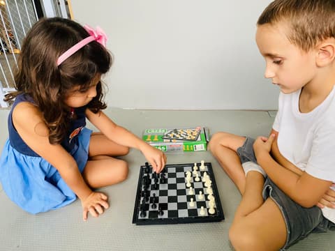 Crianças jogando xadrez